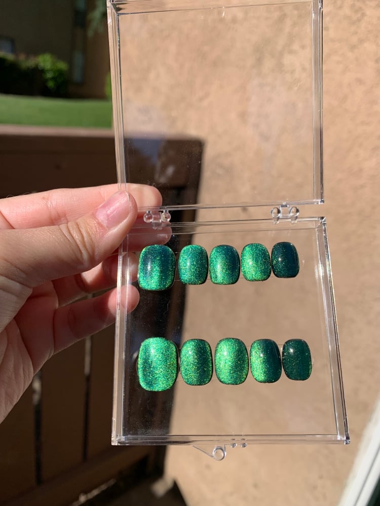 Image of Green Cateye Nails 