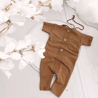 Image 1 of Photo props | sitter romper Lorenzo - sleeves - cinnamon