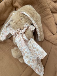 Image 1 of LAPIN TOUT DOUX  ET SON LANGE FLEURI PASTEL