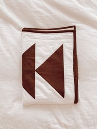 Image 3 of Linen Arrow Quilt
