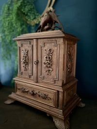 Image 1 of Incroyable petit meuble à bijoux, en bois sculpté, dite Forêt Noire, fin du 19ème s.