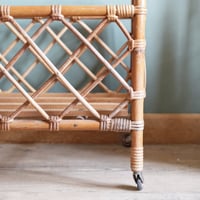 Image 6 of Lit de poupée en rotin