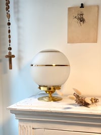 Image 1 of Lampe à poser globe verre givré 