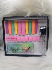 Image 2 of SWEATER NAILS PRESS ON SETS