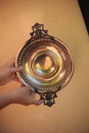 Image of Dekorative Schale, mit Fuss und Griffen, Metall