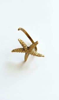 Image 3 of Anillo ajustable Estrella de mar con baño en oro de 24k