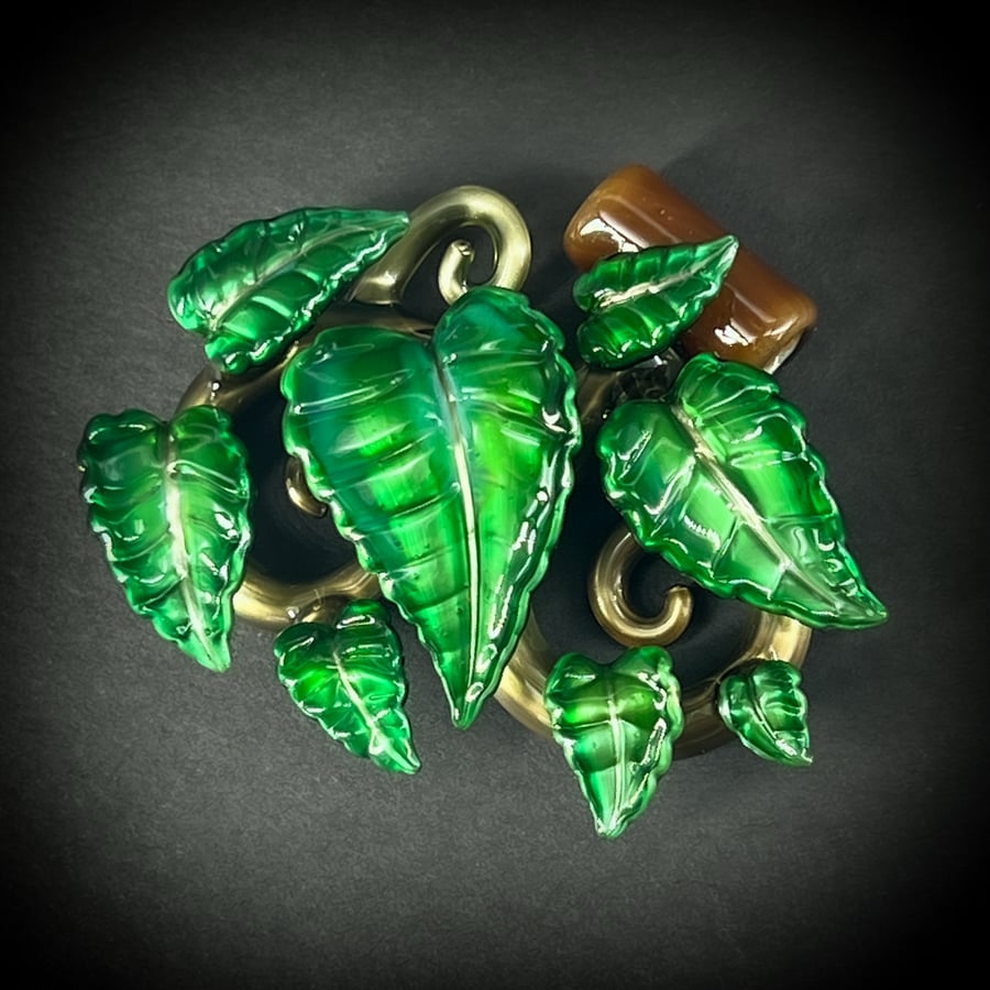 Image of 8 Emerald Leaf Vine Pendant