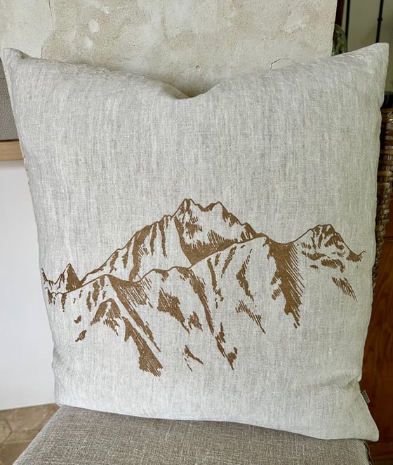 Image of -35% Housse de coussin Lin "Golden Mountain"  50×50 CM 62,30€ au lieu de 44€ au lieu de 69€