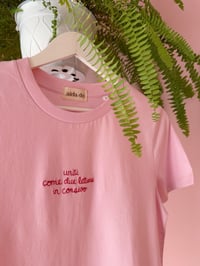 Image 4 of T-shirt Uniti come due lettere in corsivo 
