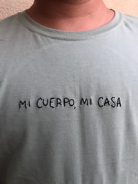 Image 2 of Camiseta “mi cuerpo, mi casa” verde claro