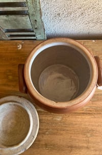 Image 4 of Pot en grès & son couvercle