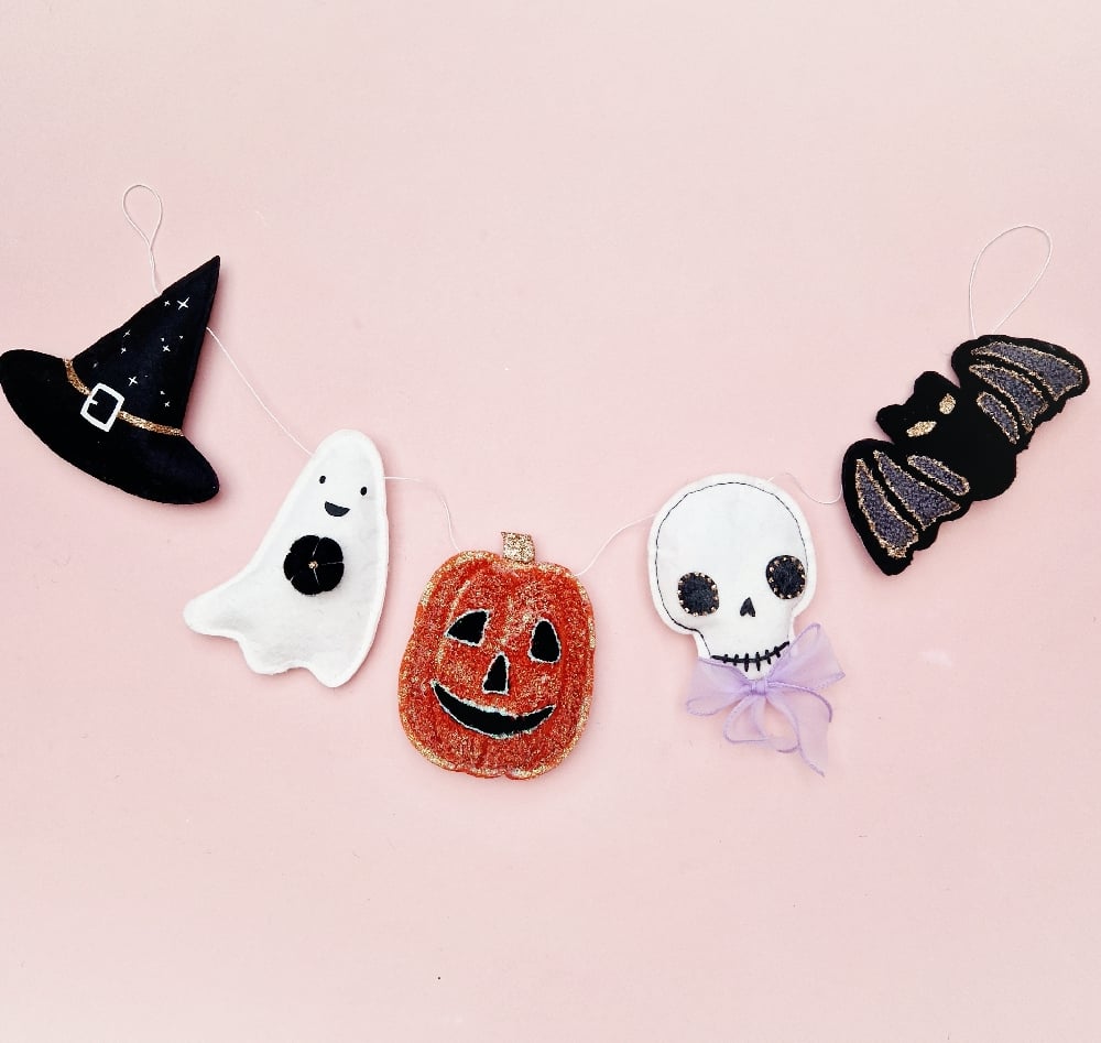 Image of SPOOKY BOO Halloween Garland.