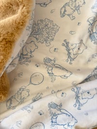 Image 2 of COUVERTURE IMPRIMÉ WINNIE BLEU