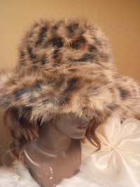 LEOPARD FAUX FUR BUCKET HAT