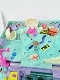 Image 5 of Ensemble bracelet et Polly Pocket Livre violet monde sous-marin.