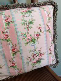Image 4 of Coussin " Écrin de roses "