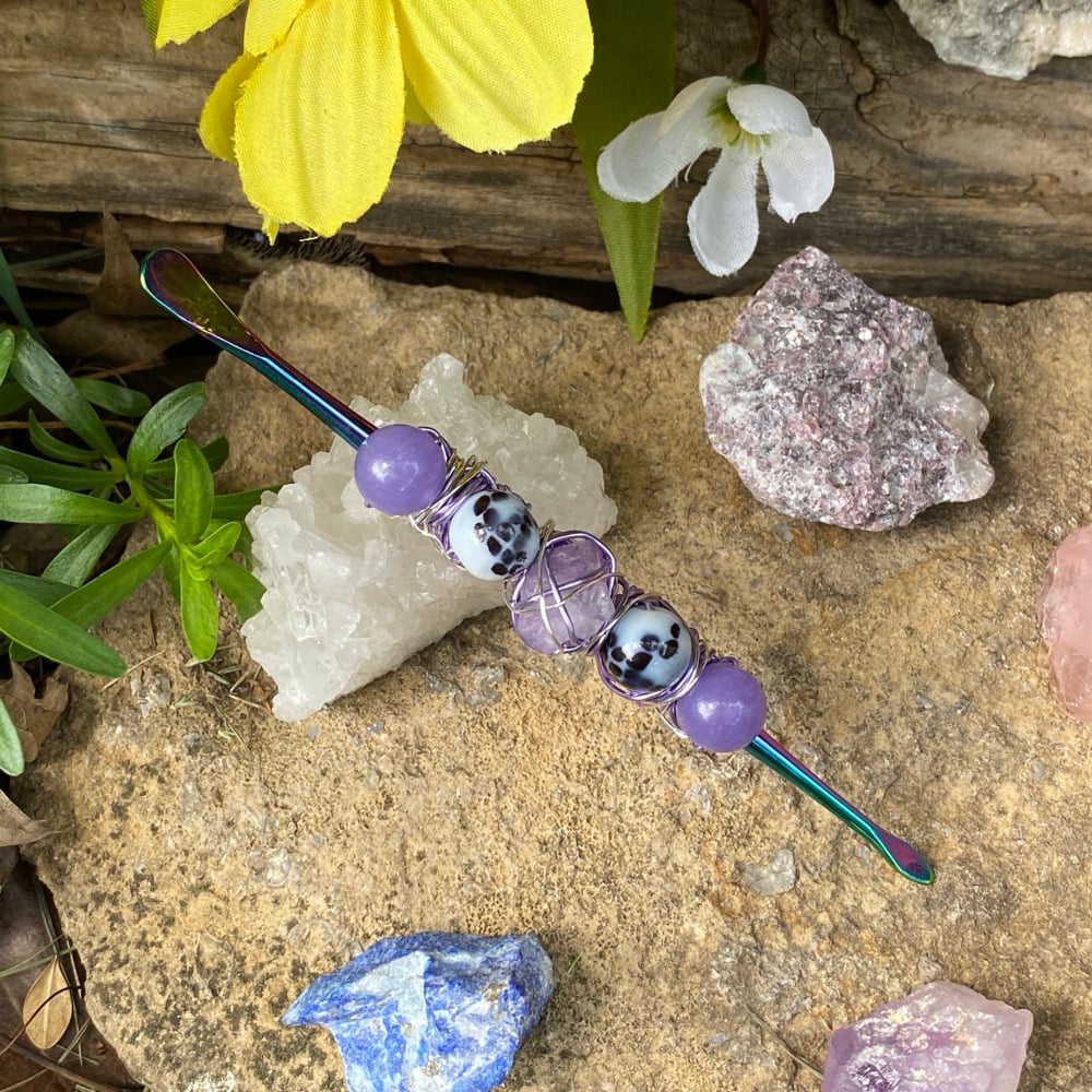 Image of spotted amethyst dab tool 