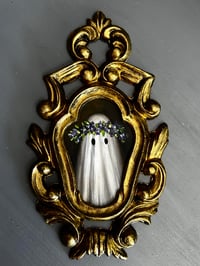 Image 1 of Retrato pequeño de fantasma con flores