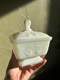 Image 9 of Boîte en opaline, décor de chimères et feuilles d’acanthes, 1950