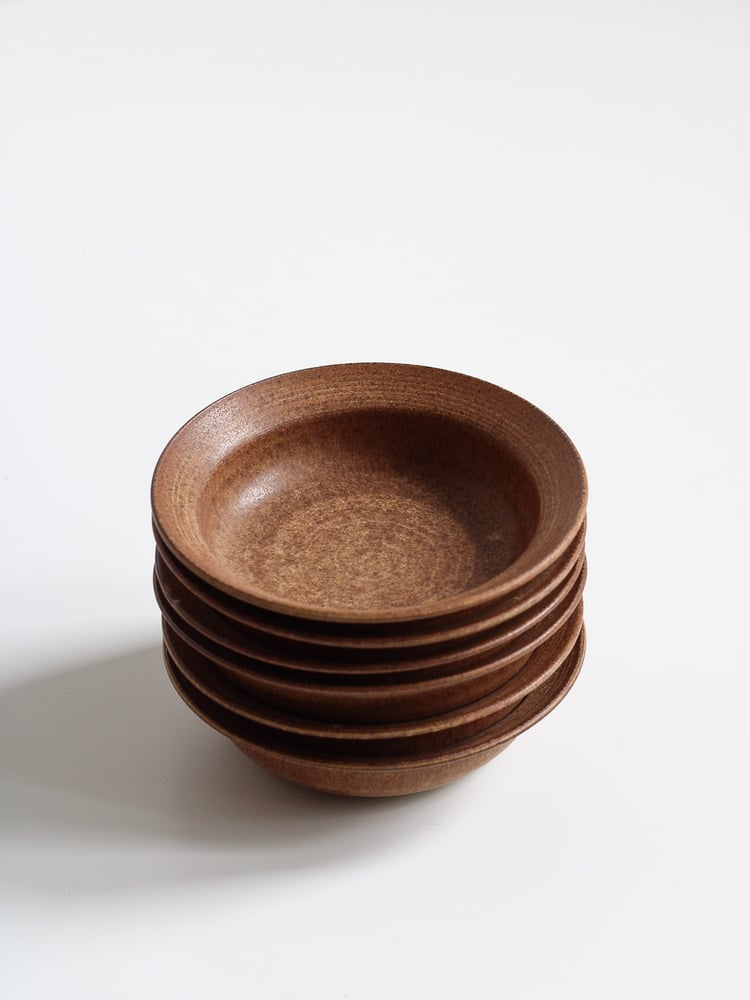 Image of small lipped dish in umber
