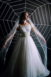 Image 4 of 1960s Laurel Leaf Veil