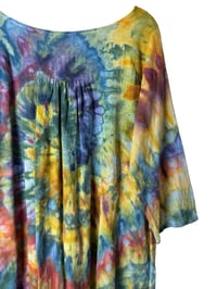 Image 6 of M 100% Cotton Forager Top in Bold Spiral Ice Dye
