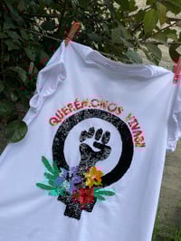 Image 7 of Camiseta bordada a man. QUERÉMONOS VIVAS! Varias tallas.