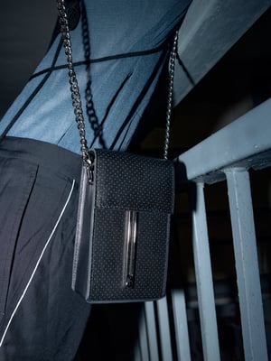 SILVER CHAIN AIRHOLE BOX BAG (BLACK)