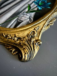 Image 3 of Fantasma con lirio azul