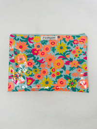 Image 1 of La Pochette à Maillots mint et ses grosses fleurs orange fluo, jaune et rose