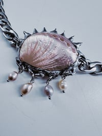 Image 5 of Pink Médusa – Collier soudé à l’étain en coquillage et perles