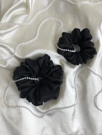 Image 7 of SCRUNCHIE STANDARD BLACK/CZARNY