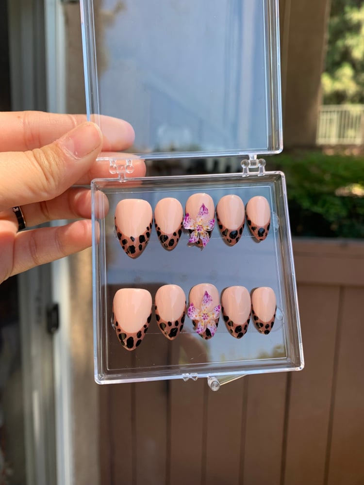Image of Floral Cheetah Nails 