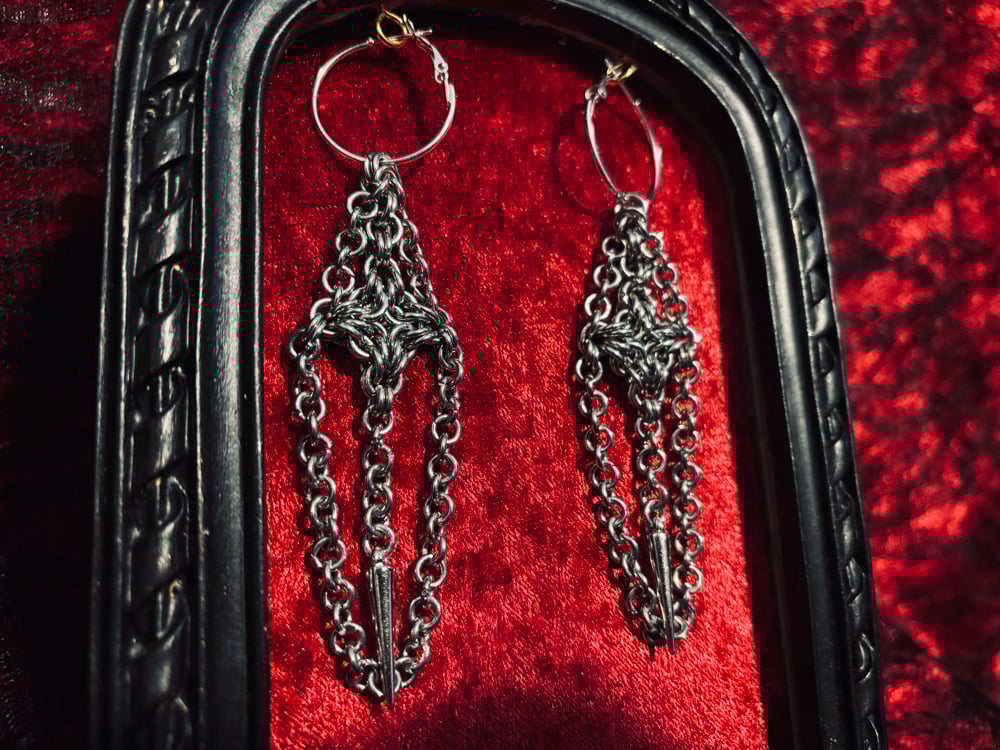 Image of ℭ𝔞𝔱𝔥𝔢𝔡𝔯𝔞𝔩 𝔚𝔦𝔫𝔡𝔬𝔴𝔰