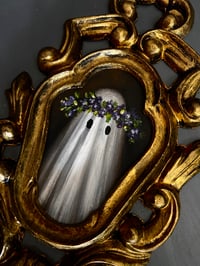 Image 2 of Retrato pequeño de fantasma con flores