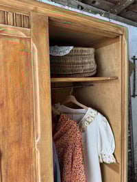 Image 10 of L’armoire parisienne aux portes coulissantes