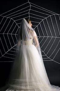 Image 9 of 1960s Laurel Leaf Veil