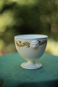 Image 1 of Kleine Fayence Vase/Schüssel mit Fuss, bemalt, mit Löwenkopfhenkeln