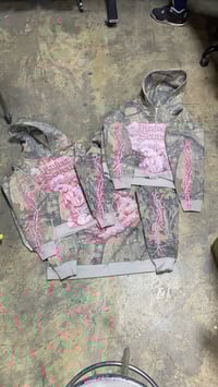 Image 1 of Vday RealTree