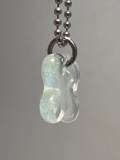 Image of crushed opal flat clover