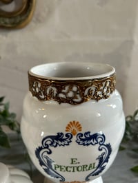 Image 3 of Joli pot d’apothicaire en porcelaine blanche, « décors de Paris »vintage!