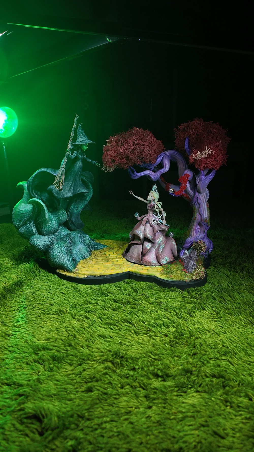 Image of Wicked Diorama Elphaba & Glinda