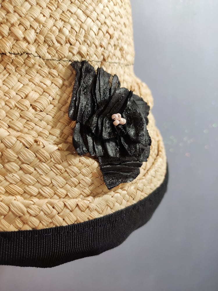 Image of Cloche in paglia dettagli neri