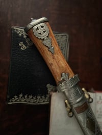 Image 3 of Poignard traditionnel ancien dit Koummya, métal argenté, bois blond.Fin du XIXème siècle