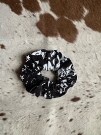 black scrunchie 