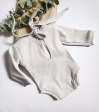 Image 3 of Photoshooting newborn boys bodysuit Robbie| light gray | long sleeves