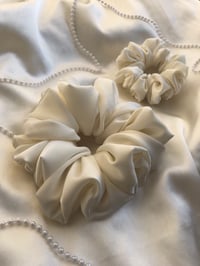 Image 10 of SCRUNCHIE STANDARD CREAM/KREM