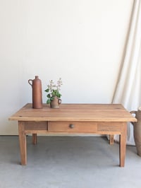 Image 1 of La table basse ancienne en cerisier 