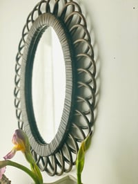 Image 4 of miroir en rotin année 60-70
