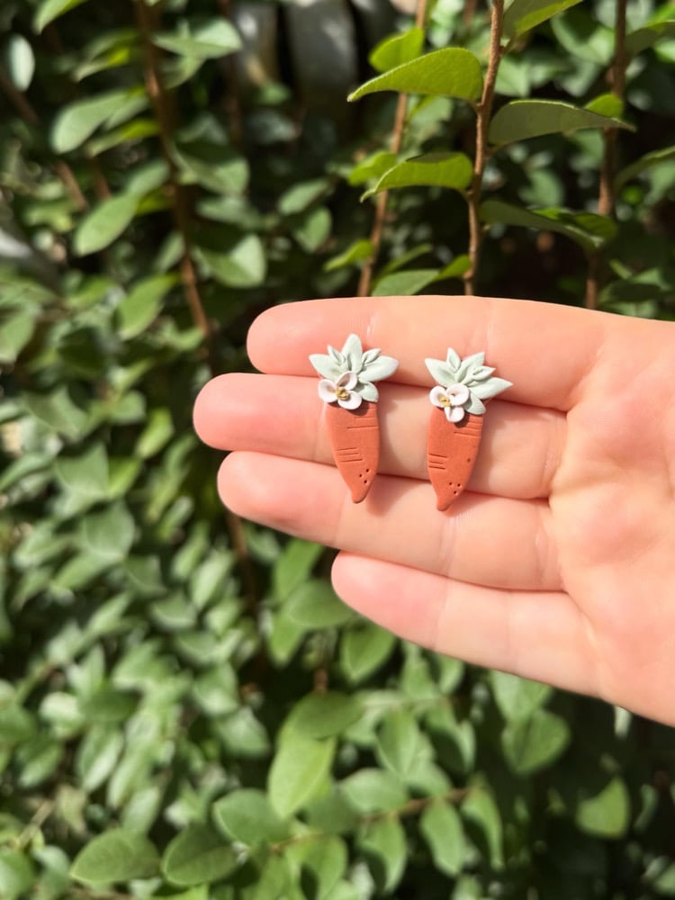 Image of Floral carrot studs 